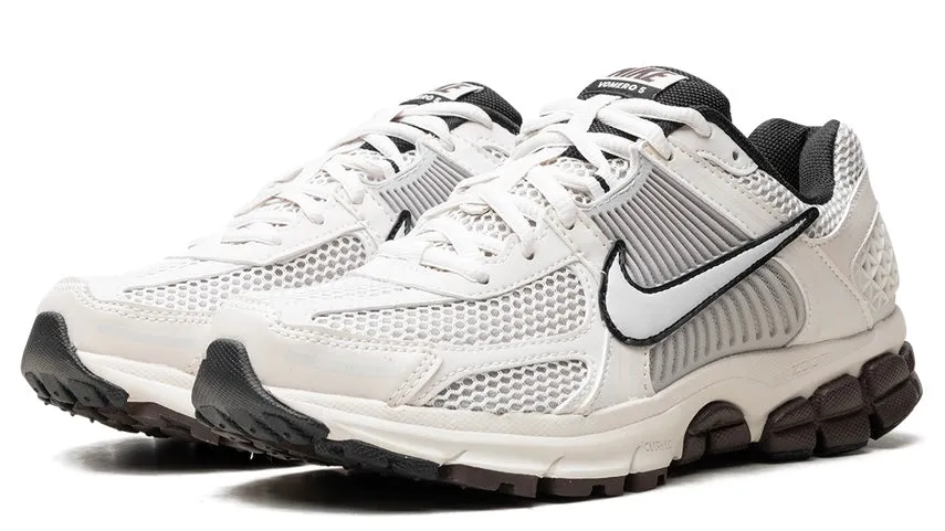 Nike Zoom Vomero 5 Phantom Light Iron Ore Upgraded flexibility Pull   Tab