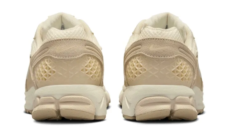 Sneaker Display Nike Zoom Vomero 5 Beach Light Khaki (Women's)