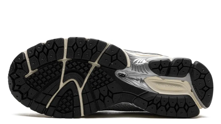 flex design New Balance 1906L Metallic Silver