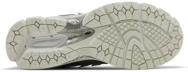 Essential Fit New Balance 1906R Urbancore Silver