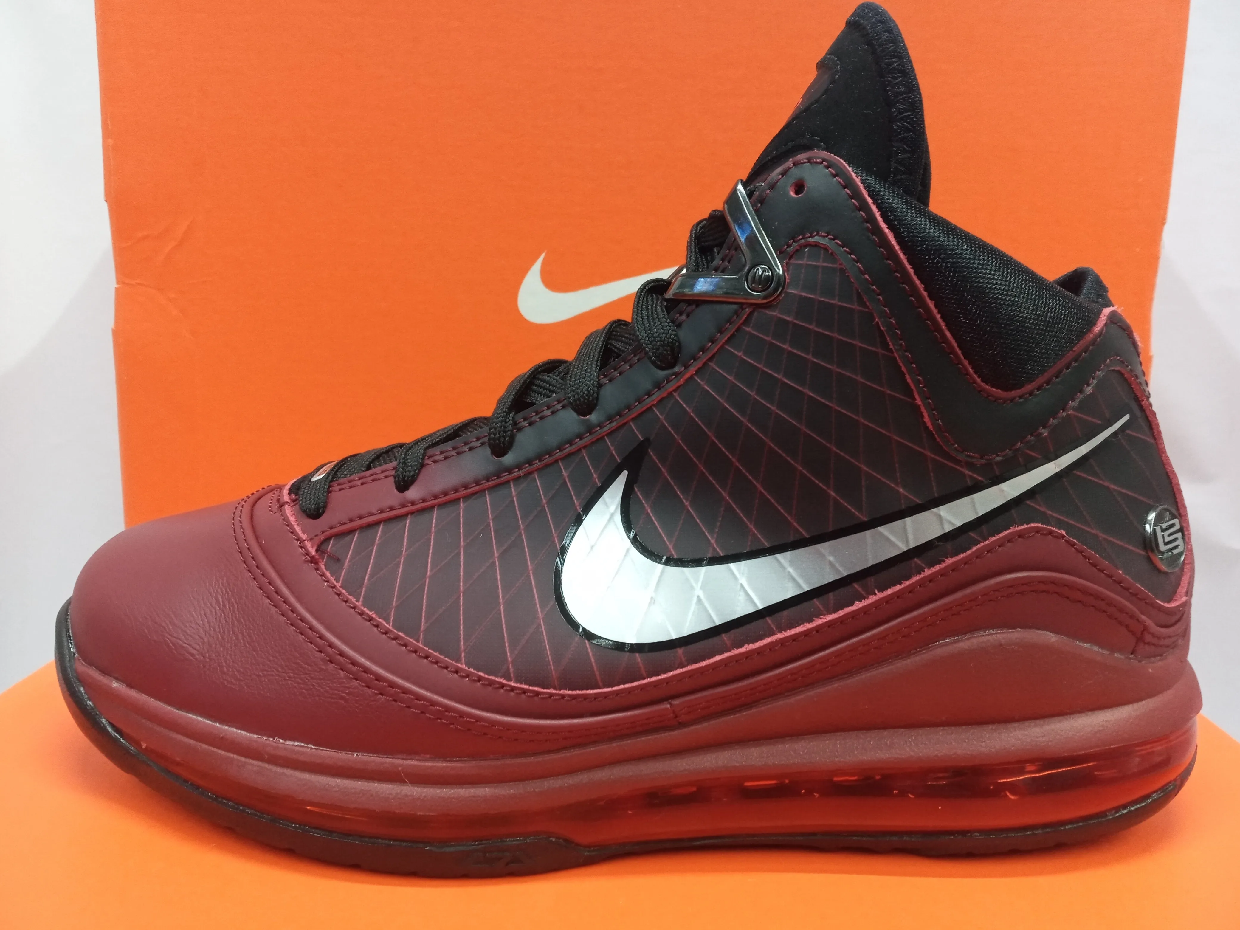 Supportive frame Compression EVA Nike Air Max LeBron 7 Retro GS Christmas 2019