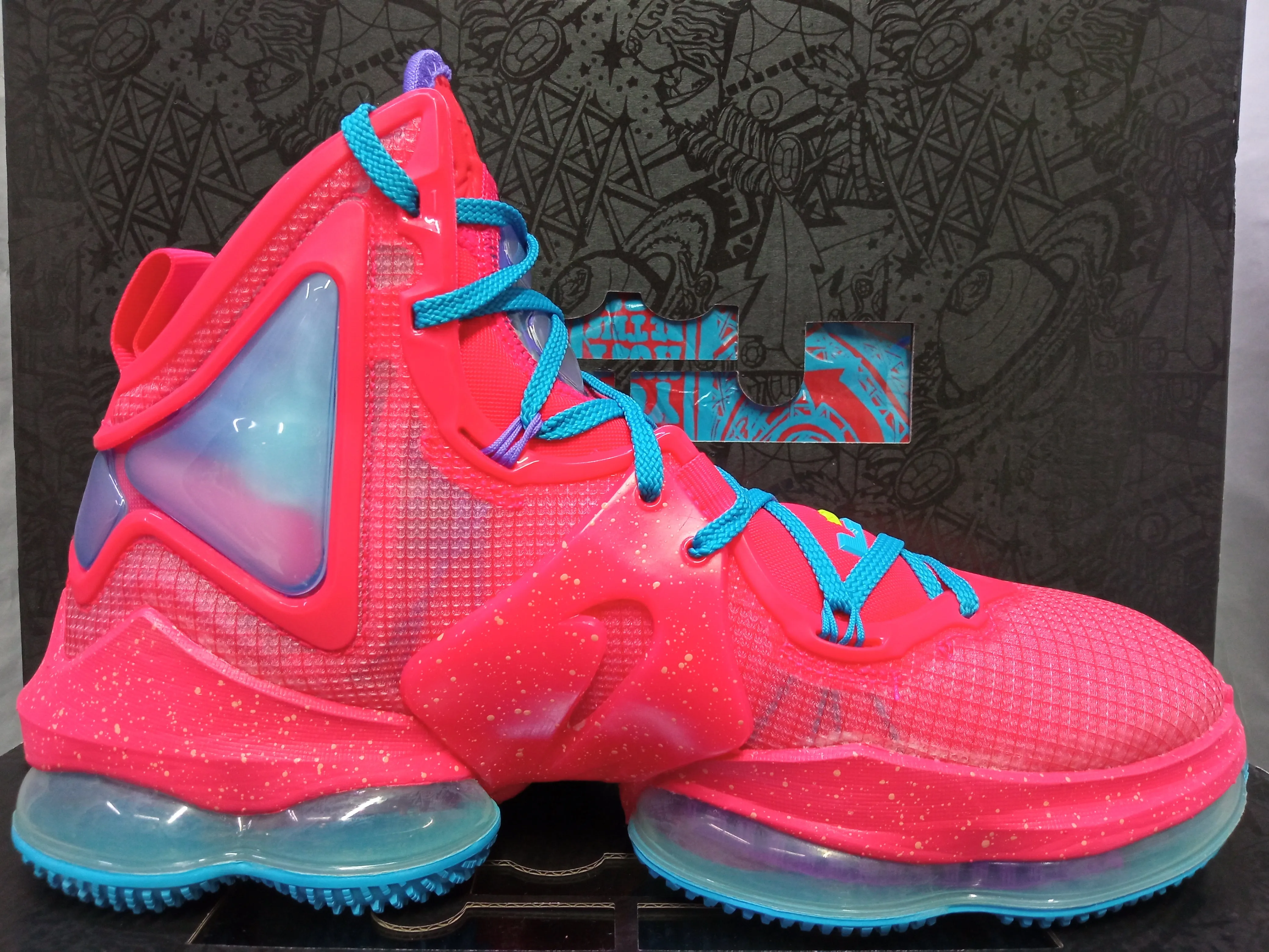 sports Nike LeBron 19 ''King's Crown''