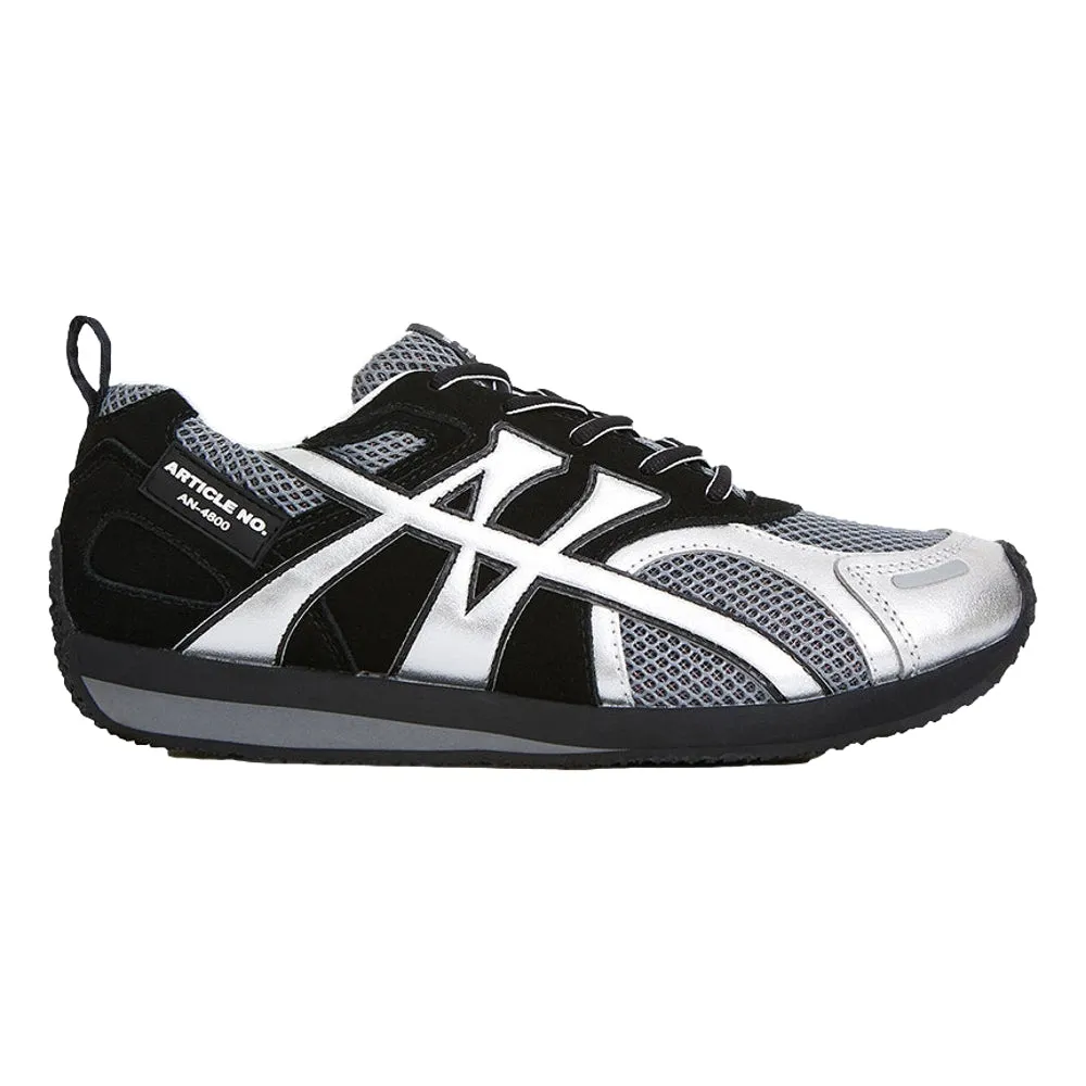 Smooth Move Outdoor Adventure ARTICLE NO. DUNE LOW-TOP BLACK AND SILVER LOGO RUNNER-BLACK BLACK