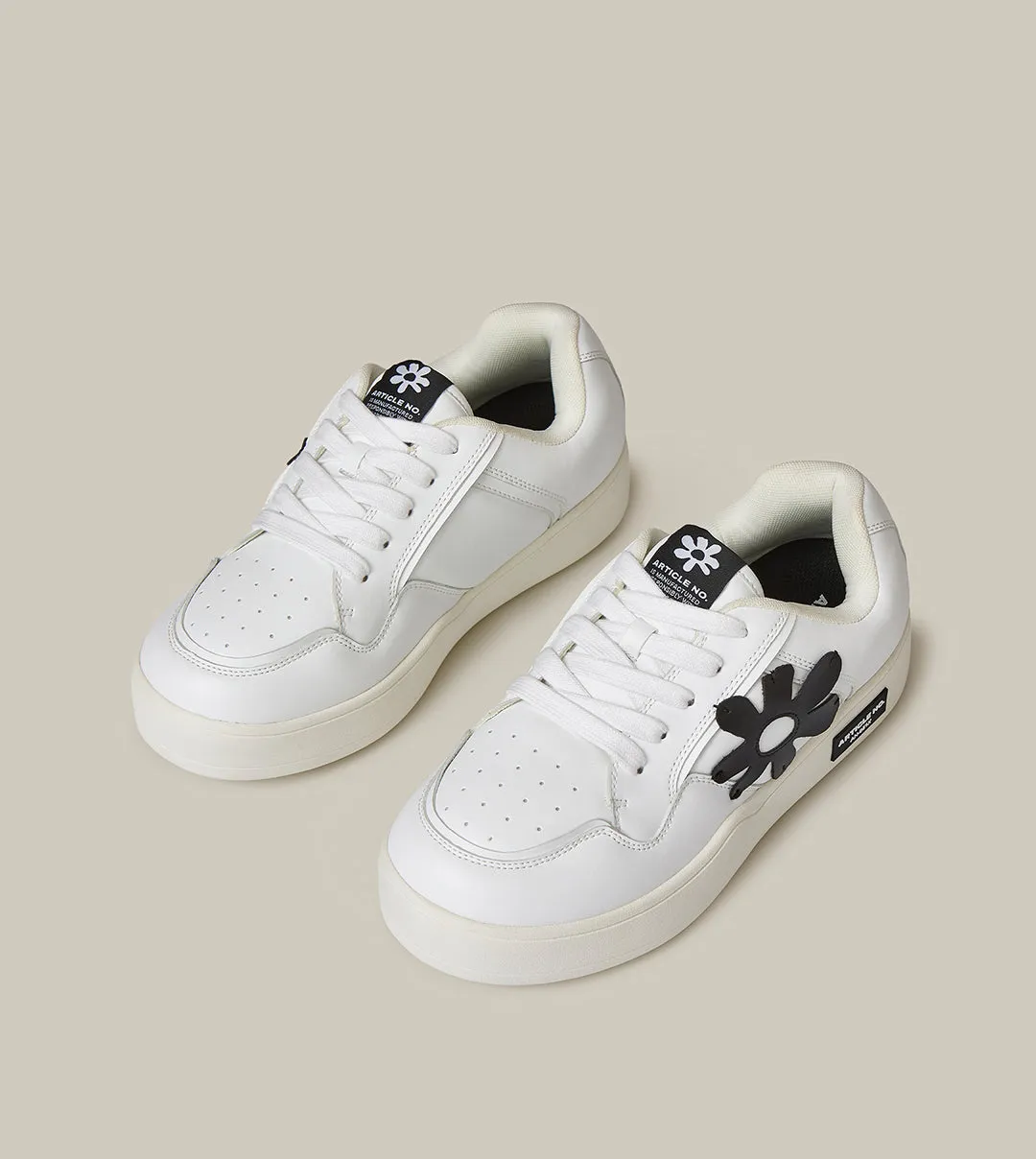 Trendy Design Cloud Feel ARTICLE NO. BURGER BLACK FLORAL PATCH LOW-TOP SKATE SNEAKER-WHITE/BLACK
