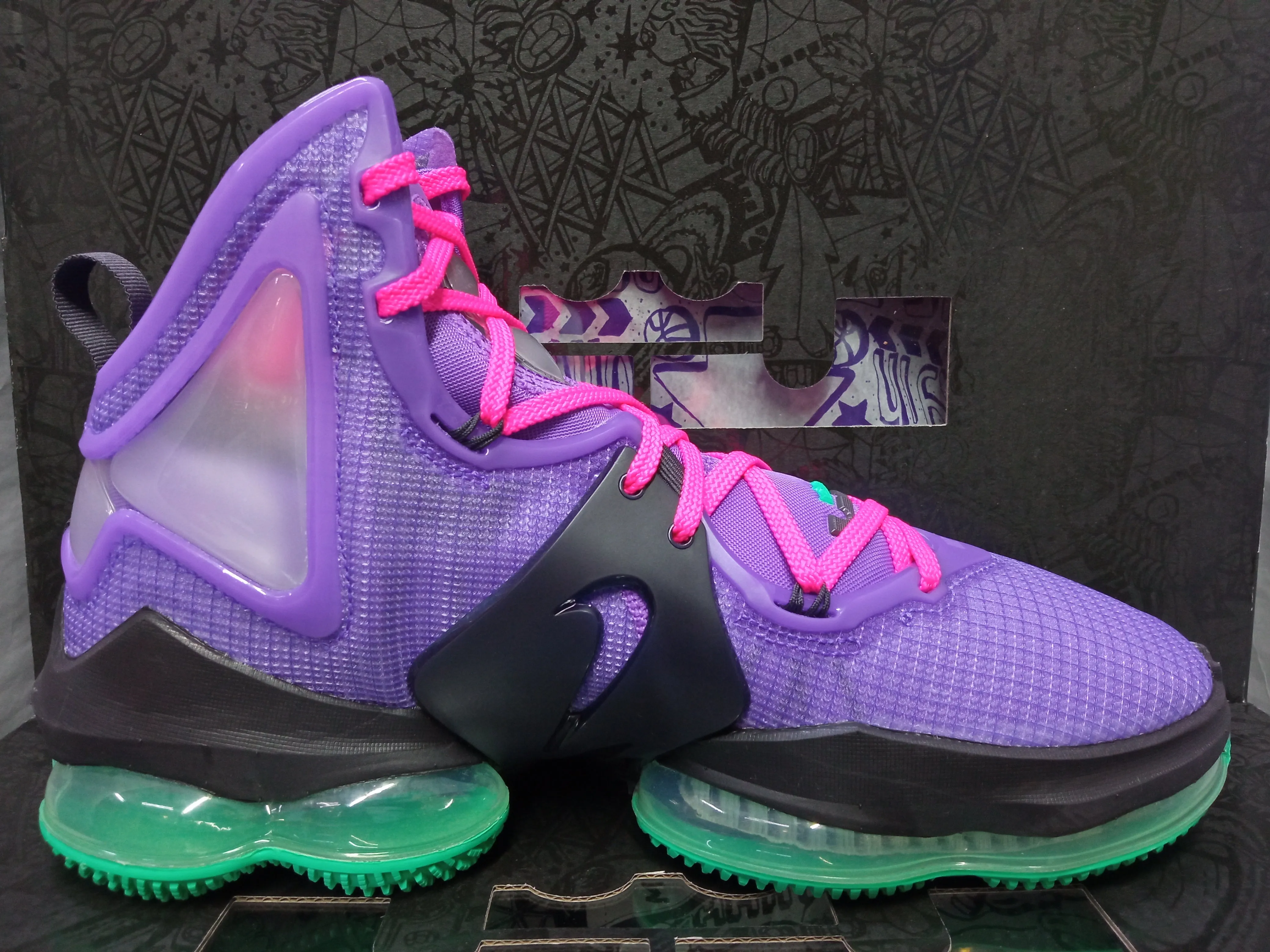 Contoured Footbed Design Nike LeBron 19 ''DJ Bron''