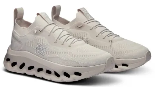 Weekend Trip On Running Cloudtilt Loewe Sand (Women's)