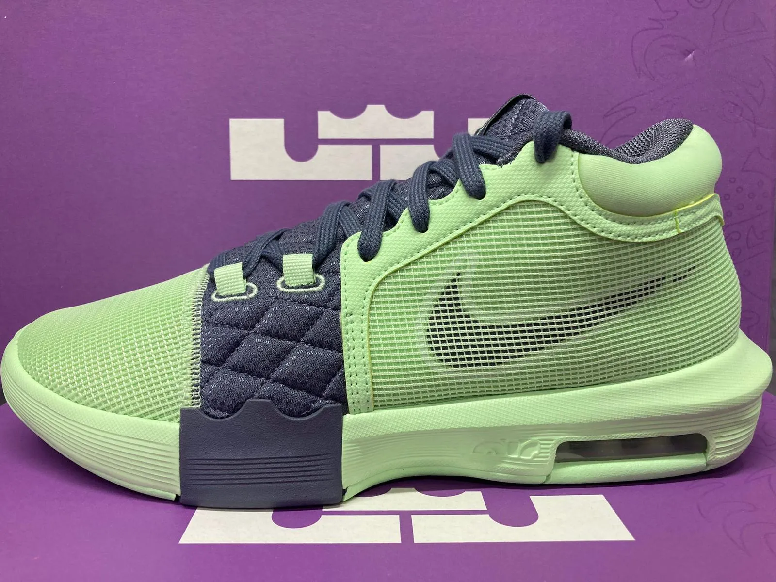 Nike  LeBron Witness 8 'Vapor Green' Endurance Performance Fast Motion Frame