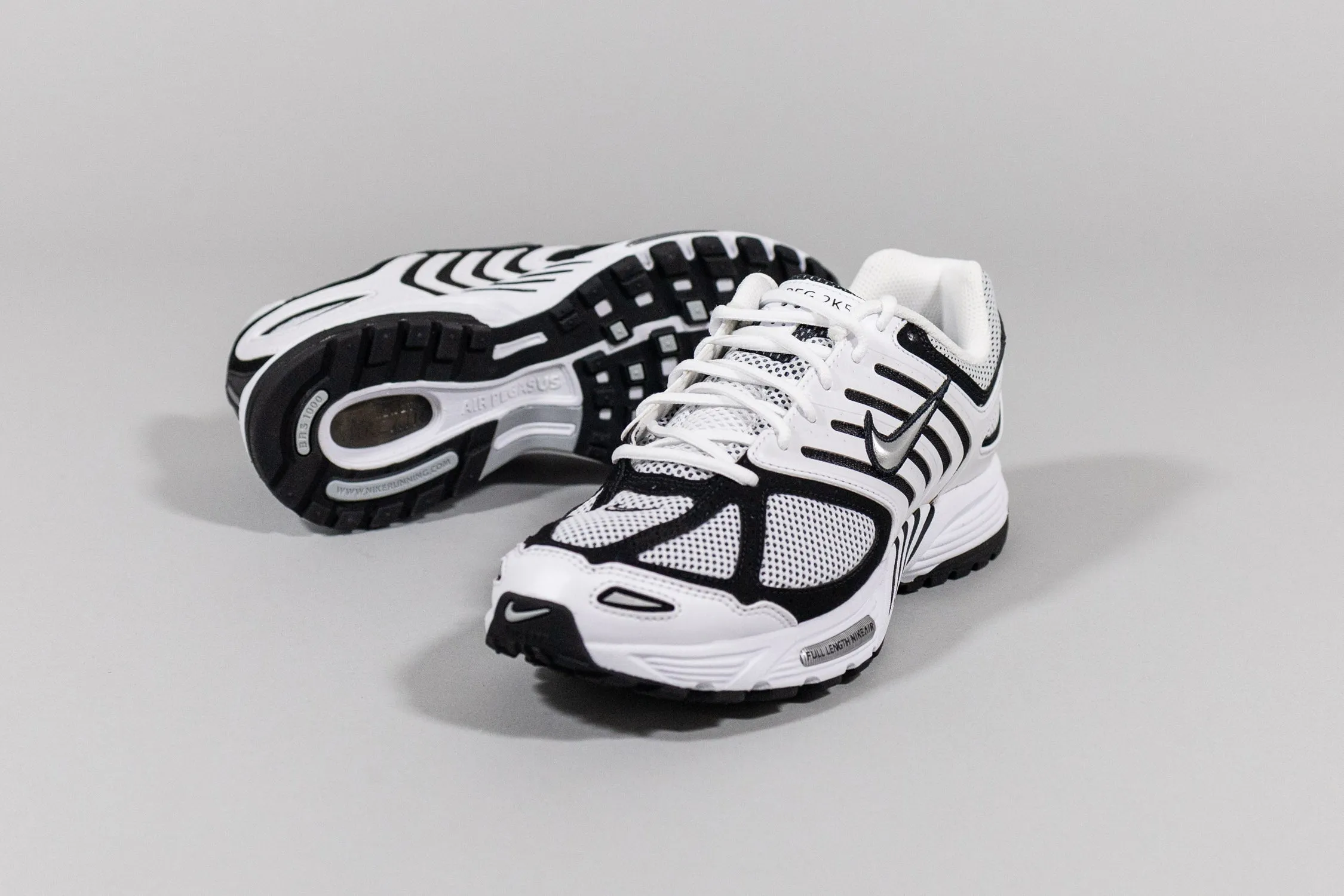 Street Flow Pro Nike Air Peg 2K5 Blanco y negro