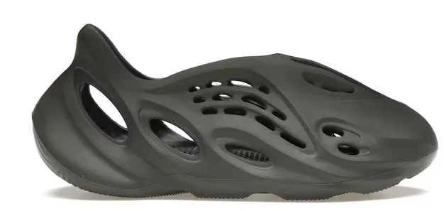 Dynamic Step adidas Yeezy Foam RNR Carbon